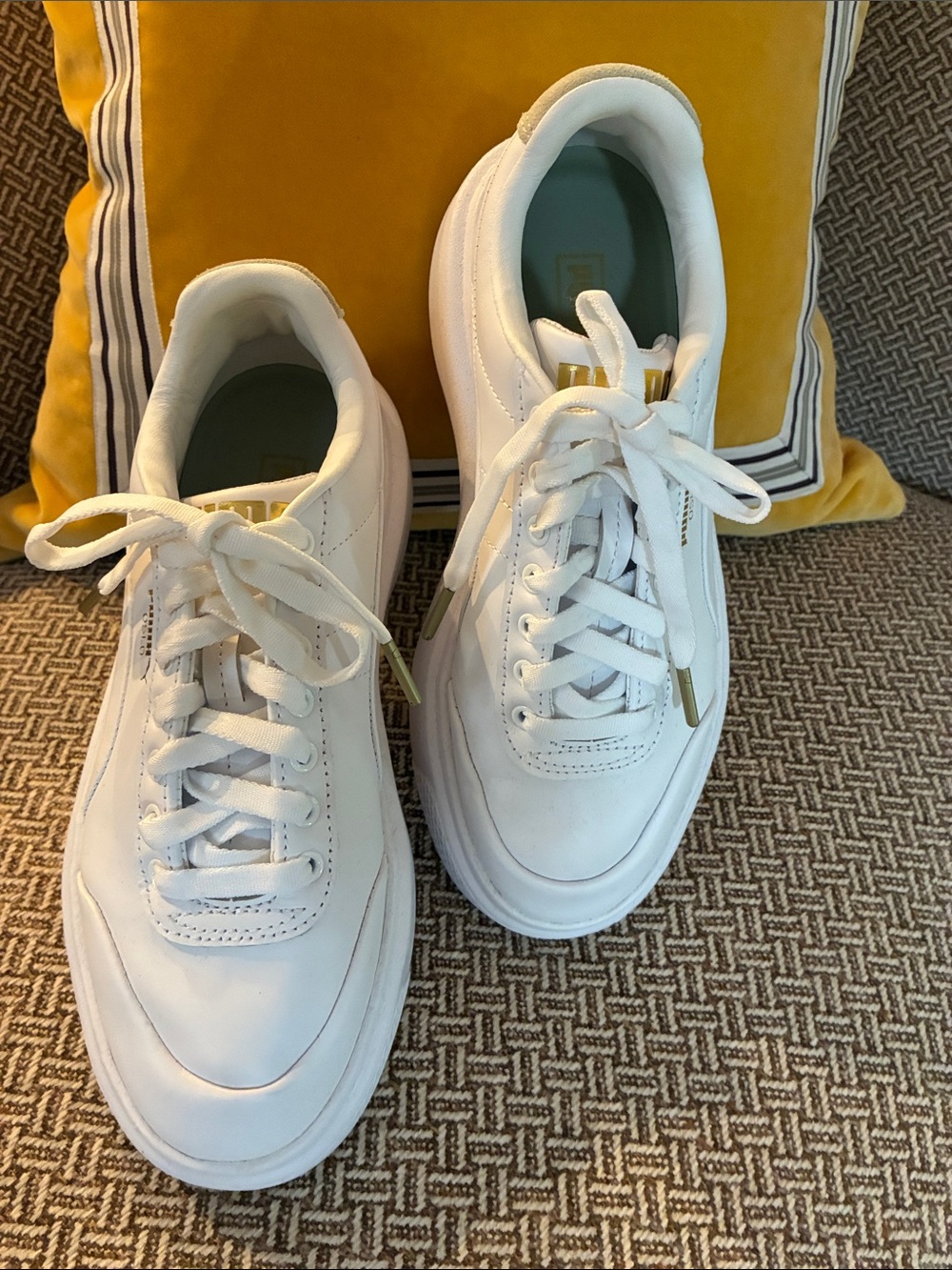 EUC-PUMA White Leather Tie, Women’s US Size 8.5.  No Flaws